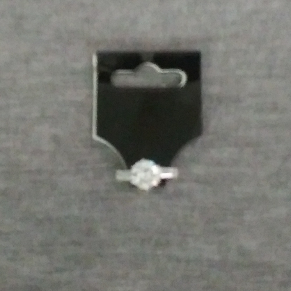 Size 8 feminine Cz ring w/ Cz details